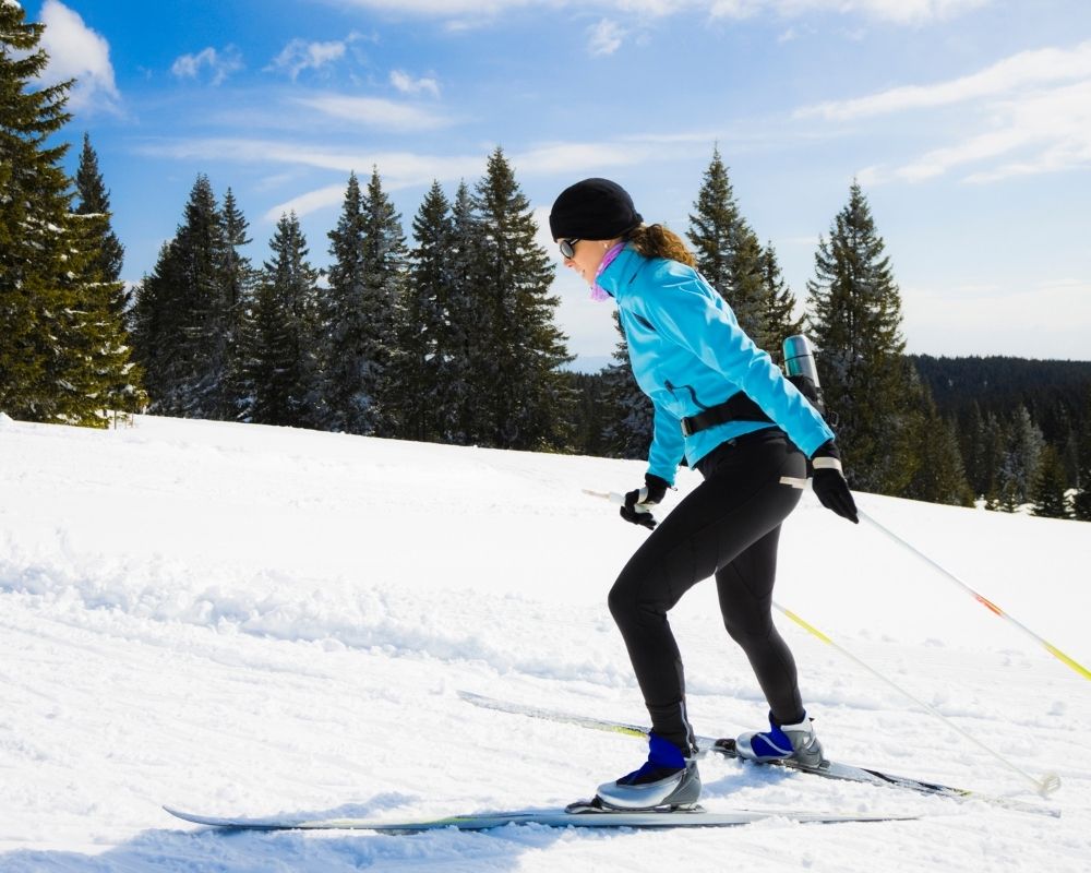 femme active pratiquant le ski de fond - libérez vos mouvements et retrouvez le plaisir de bouger